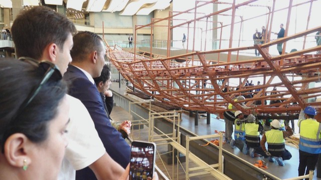 Phục chế tàu cổ ngay tại đại sảnh Bảo tàng Ai Cập GEM - Ảnh 2.