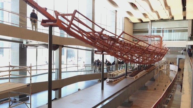 Phục chế tàu cổ ngay tại đại sảnh Bảo tàng Ai Cập GEM - Ảnh 3.