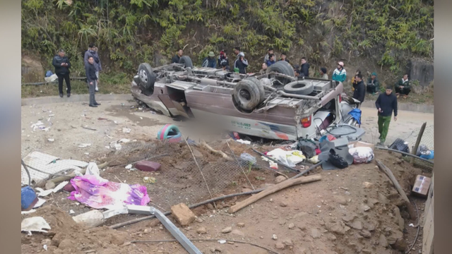 Lật xe chở đoàn từ thiện, 9 người tử vong - Ảnh 1.