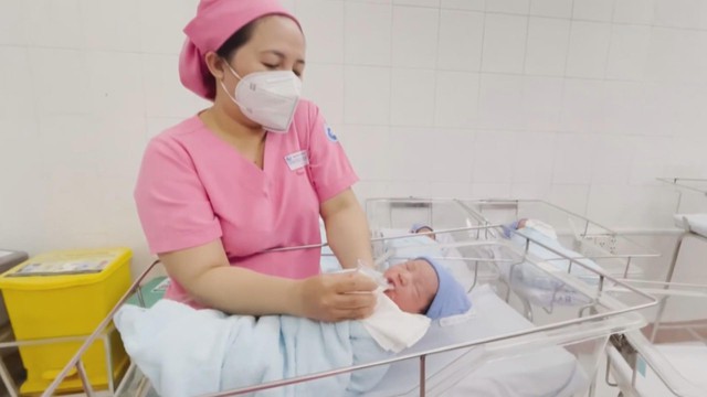 60 Giây ngày 27/12/2025 | TP. Hồ Chí Minh nỗ lực giải bài toán mức sinh thấp nhất cả nước - Ảnh 1.