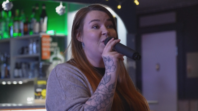 Hát karaoke - loại hình giải trí phổ biến ở Phần Lan - Ảnh 1.