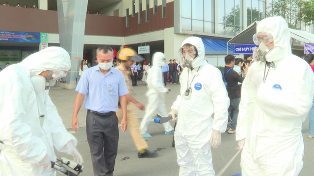 Diễn tập ứng phó sự cố bức xạ và hạt nhân tại Bệnh viện Ung bướu - Ảnh 1.