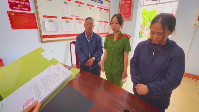 60 Giây ngày 28/12/2025 | Cháy bãi rác tự phát hàng trăm mét vuông trong khu dân cư ở TP. Hồ Chí Minh- Ảnh 3.