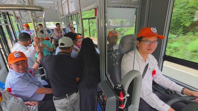 Trải nghiệm tuyến xe buýt điện đầu tiên tại Côn Đảo - Ảnh 2.