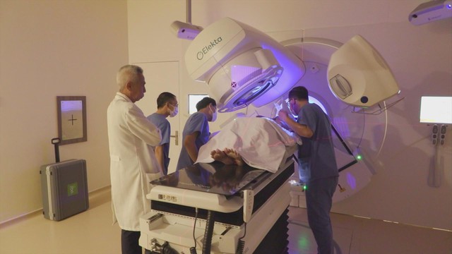 Kết hợp hóa xạ trị tiêu diệt khối u phổi ở người đàn ông hút thuốc lào hơn 30 năm - Ảnh 1.