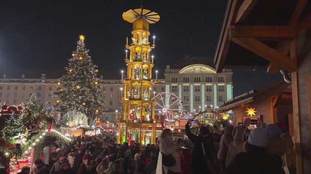Bánh mỳ stollen truyền thống của Đức đắt khách- Ảnh 1. Bánh mỳ stollen truyền thống của Đức đắt khách- Ảnh 1.