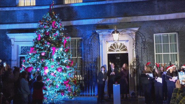 Không khí Noel rộn ràng trên thế giới - Ảnh 1.