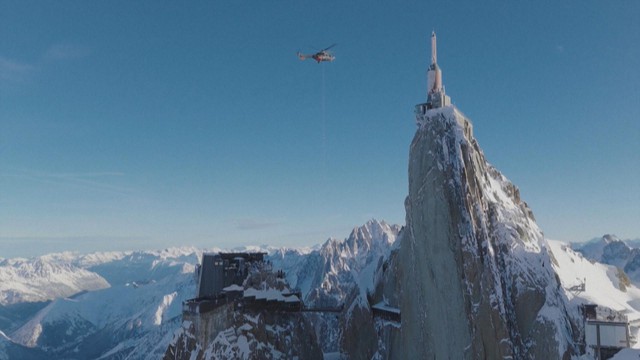 Chinh phục độ cao 4.000m: Thay cầu nối giữa mây trời - Ảnh 1.