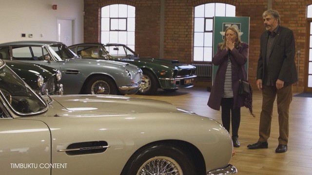 Cụ ông 70 tuổi phục chế mẫu xe "James Bond" - Ảnh 1.