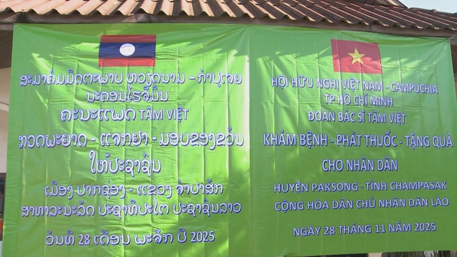 Bác sĩ Tâm Việt khám bệnh, trao quà cho người dân khó khăn tại Chămpasak - Ảnh 3.