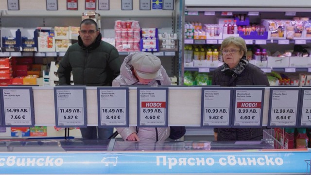 Người dân Bungari trước ngưỡng cửa đổi tiền lịch sử - Ảnh 8.