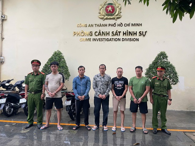 Tiếp tục khởi tố 15 đối tượng liên quan đến hoạt động đòi nợ thuê núp bóng các doanh nghiệp mua bán nợ, bảo vệ, vệ sĩ. - Ảnh 1.