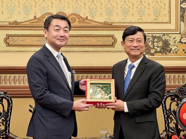 BÍ THƯ THÀNH ỦY TP. HỒ CHÍ MINH TRẦN LƯU QUANG  TIẾP THỨ TRƯỞNG BỘ ĐẤT ĐAI, HẠ TẦNG, GIAO THÔNG VÀ DU LỊCH NHẬT BẢN   - Ảnh 2.