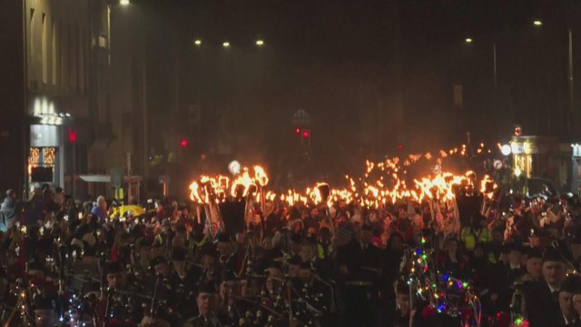 Người Scotland chào đón năm mới bằng màn rước đuốc hoành tráng - Ảnh 1.