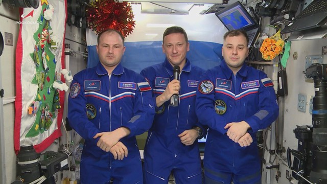 Ba phi hành gia Nga gửi lời chúc mừng năm mới từ ISS- Ảnh 1.