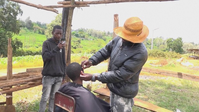 Cắt tóc bằng... xẻng, cờ lê! - Ảnh 1.