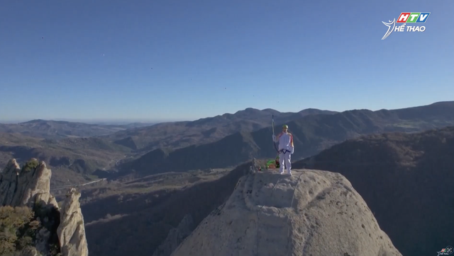 Ngọn đuốc Olympic mùa Đông 2026 thắp sáng miền Nam nước Ý với hành trình đầy phiêu lưu - Ảnh 1.