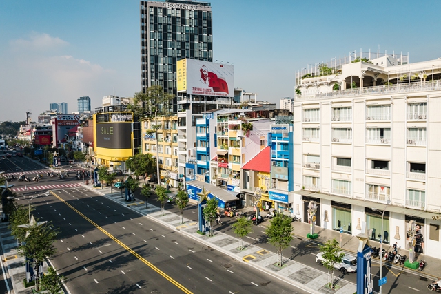 Hoàn thành chỉnh trang đường Lê Lợi sau 20 ngày, góp phần làm đẹp diện mạo trung tâm TP. Hồ Chí Minh - Ảnh 2.