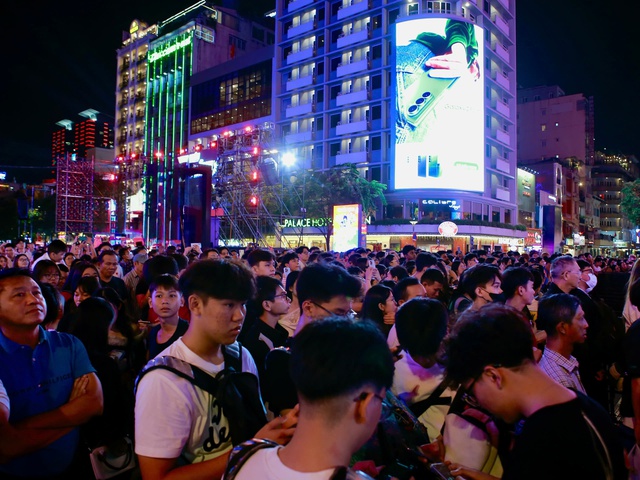 Ngày cuối cùng của năm 2025, người dân đổ về trung tâm Thành phố Hồ Chí Minh chờ pháo hoa giao thừa- Ảnh 9.