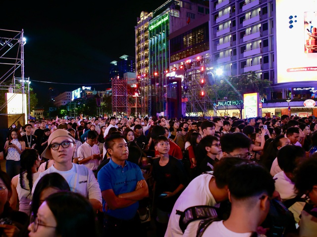 Ngày cuối cùng của năm 2025, người dân đổ về trung tâm Thành phố Hồ Chí Minh chờ pháo hoa giao thừa- Ảnh 1.