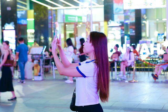 Ngày cuối cùng của năm 2025, người dân đổ về trung tâm Thành phố Hồ Chí Minh chờ pháo hoa giao thừa- Ảnh 4.