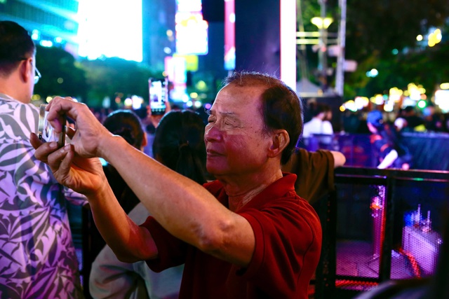 Ngày cuối cùng của năm 2025, người dân đổ về trung tâm Thành phố Hồ Chí Minh chờ pháo hoa giao thừa- Ảnh 5.