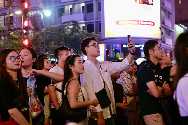 Ngày cuối cùng của năm 2025, người dân đổ về trung tâm Thành phố Hồ Chí Minh chờ pháo hoa giao thừa- Ảnh 7.
