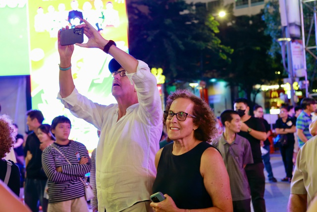 Ngày cuối cùng của năm 2025, người dân đổ về trung tâm Thành phố Hồ Chí Minh chờ pháo hoa giao thừa- Ảnh 6.