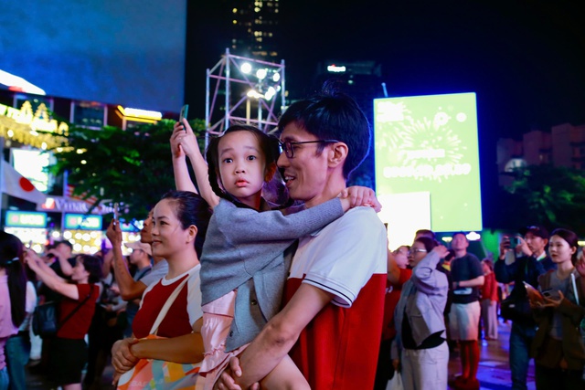 Ngày cuối cùng của năm 2025, người dân đổ về trung tâm Thành phố Hồ Chí Minh chờ pháo hoa giao thừa- Ảnh 2.