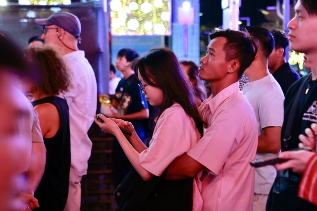 Ngày cuối cùng của năm 2025, người dân đổ về trung tâm Thành phố Hồ Chí Minh chờ pháo hoa giao thừa- Ảnh 3.