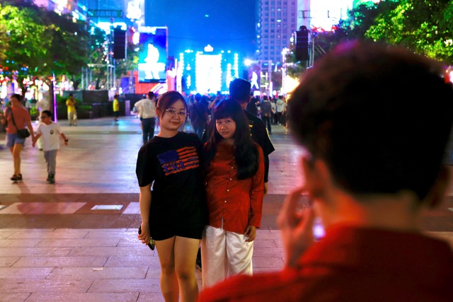 Ngày cuối cùng của năm 2025, người dân đổ về trung tâm Thành phố Hồ Chí Minh chờ pháo hoa giao thừa- Ảnh 8.