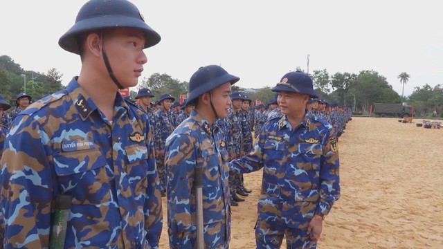 Vùng 4 Hải quân thần tốc ra quân hỗ trợ người dân miền Trung sau mưa lũ - Ảnh 2.