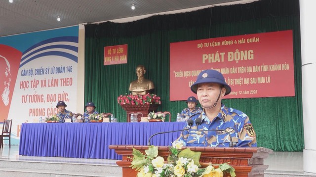 Vùng 4 Hải quân thần tốc ra quân hỗ trợ người dân miền Trung sau mưa lũ - Ảnh 1.