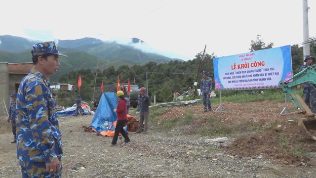 Vùng 4 Hải quân thần tốc ra quân hỗ trợ người dân miền Trung sau mưa lũ - Ảnh 3.