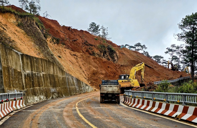 Đèo Gia Bắc sạt lở, 20 xe mắc kẹt trên đèo- Ảnh 4.