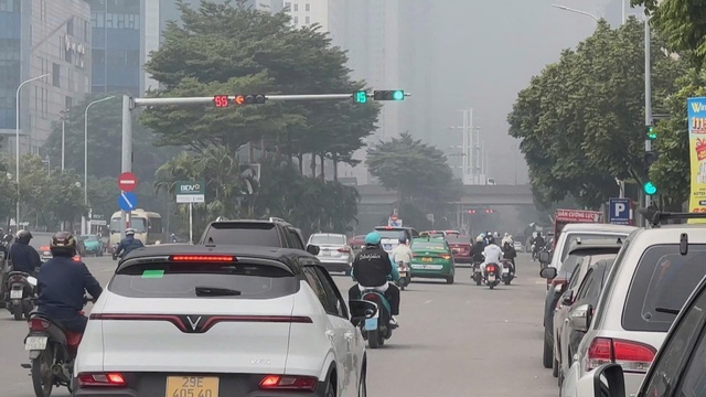 Người dân Hà Nội tăng cường tự bảo vệ trước tình trạng ô nhiễm không khí - Ảnh 2.