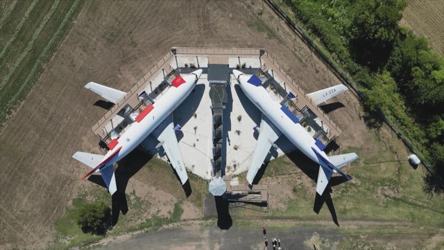 Khách sạn đầu tiên trên thế giới xây bên trong 2 máy bay - Ảnh 1.