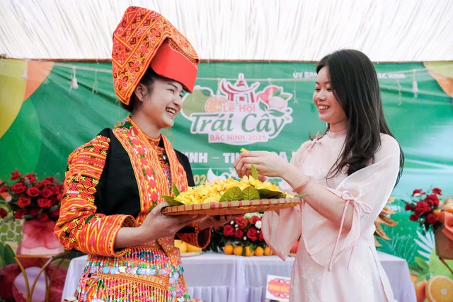 Lễ hội Trái cây Bắc Ninh 2025 khai mạc, đấu giá gây quỹ hỗ trợ miền Trung - Tây Nguyên - Ảnh 1.