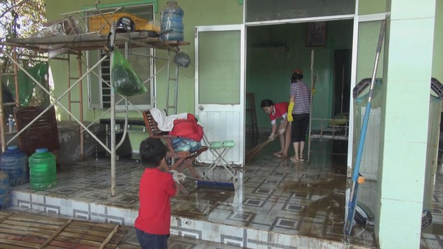 Người dân vùng lũ Lâm Đồng dọn dẹp nhà cửa, ổn định cuộc sống - Ảnh 5.