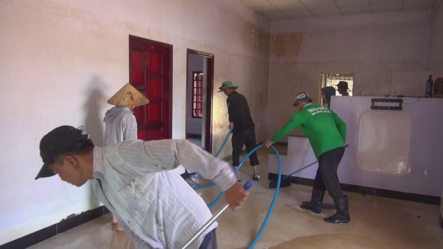 Người dân vùng lũ Lâm Đồng dọn dẹp nhà cửa, ổn định cuộc sống - Ảnh 6.