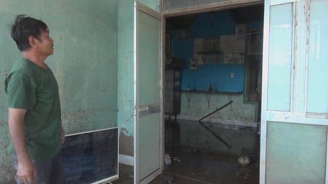 Người dân vùng lũ Lâm Đồng dọn dẹp nhà cửa, ổn định cuộc sống - Ảnh 1.