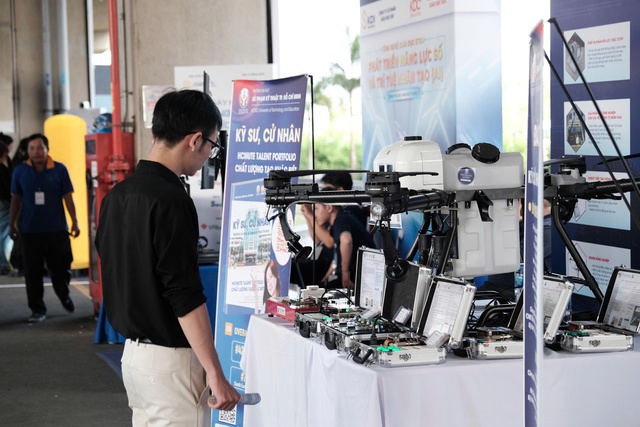 Trường Đại học Sư phạm Kỹ thuật TP. Hồ Chí Minh giới thiệu bộ kit “tự làm chủ” và Drone tại Ngày hội Công nghệ số Thủ Đức 2025 - Ảnh 4.