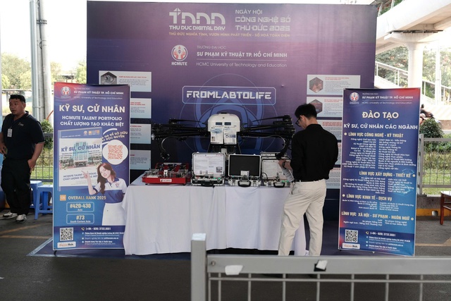 Trường Đại học Sư phạm Kỹ thuật TP. Hồ Chí Minh giới thiệu bộ kit “tự làm chủ” và Drone tại Ngày hội Công nghệ số Thủ Đức 2025 - Ảnh 1.