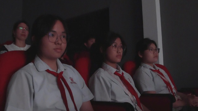 Suất chiếu miễn phí phim "Mưa đỏ" dành cho học sinh ngay tại trường học- Ảnh 2. Suất chiếu miễn phí phim "Mưa đỏ" dành cho học sinh ngay tại trường học- Ảnh 2.