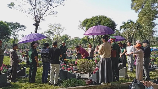 Lễ cất bốc và tiễn đưa hài cốt liệt sĩ về quê hương - Ảnh 1.