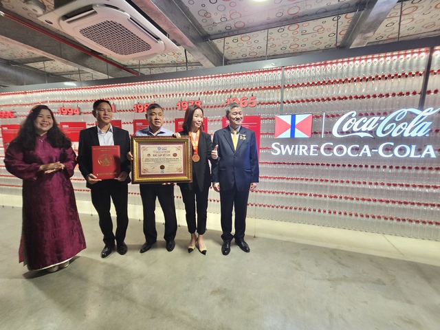 Coca-Cola Việt Nam lập kỷ lục với tác phẩm nghệ thuật rPET lớn nhất Việt Nam - Ảnh 1.