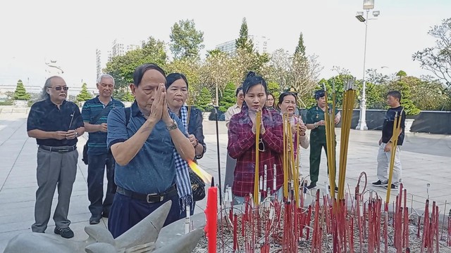 Lễ cất bốc và tiễn đưa hài cốt liệt sĩ về quê hương - Ảnh 4.