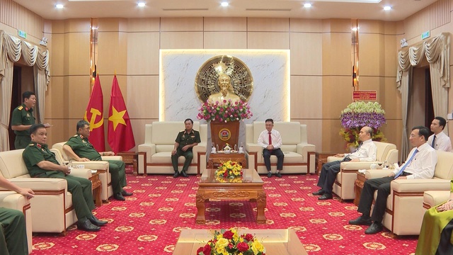 TP. Hồ Chí Minh chúc mừng quân khu 7 nhân 80 năm truyền thống lực lượng vũ trang - Ảnh 1.