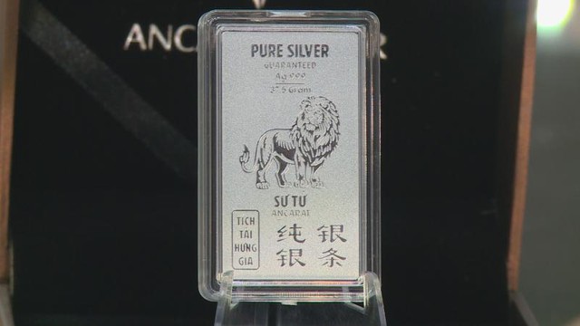 Giá bạc lập đỉnh 13 năm, nhu cầu tích trữ tăng vọt - Ảnh 1.