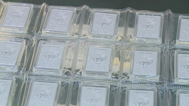 Giá bạc lập đỉnh 13 năm, nhu cầu tích trữ tăng vọt - Ảnh 2.